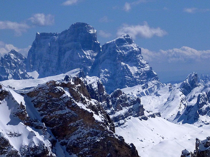 dolomites anonymes : petit échantillon dolomitique. ça se grimpe d'un coté et ça doit se skier de l'autre