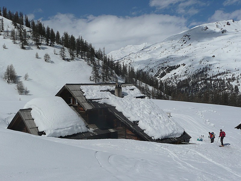 #7 arrivée au refuge : très beau refuge construit par les gardiens. arrivée au refuge : très beau refuge construit par les gardiens.