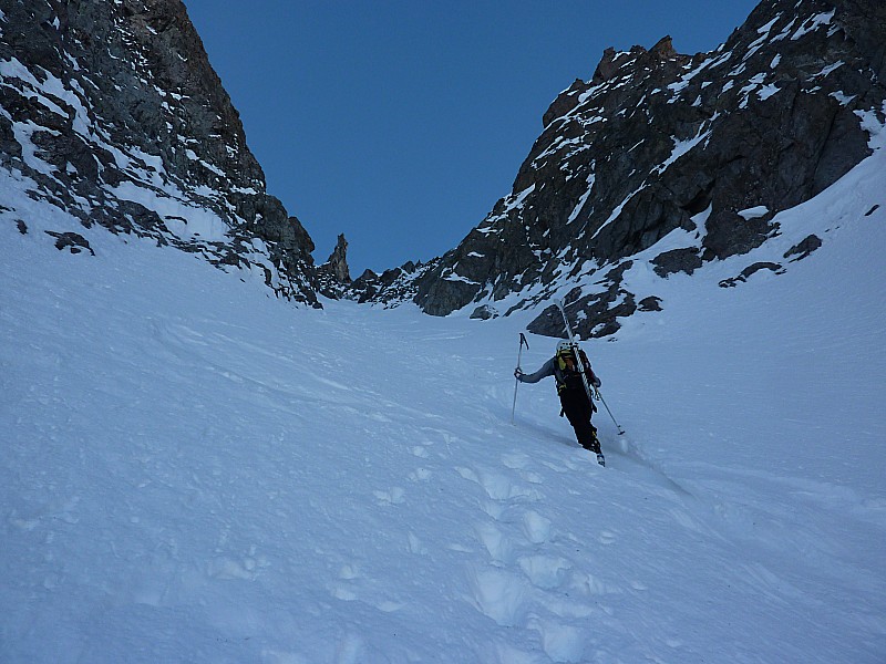 #6 Roc Noir de Combeynot : le couloir, au départ c Roc Noir de Combeynot : le couloir, au départ c'est pas si mal, y'a même une blonde !!