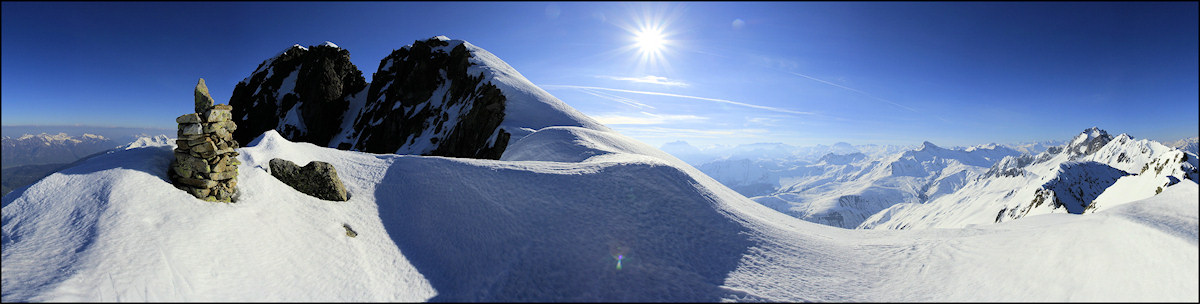 #6 cairn sous le sommet : la neige est déjà bien transformée cairn sous le sommet : la neige est déjà bien transformée