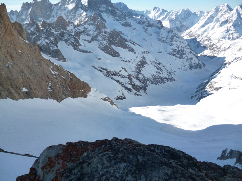 #3 vue depuis la brèche : Vallon des étançons depuis la brèche avec le refuge du promontoire à gauche vue depuis la brèche : Vallon des étançons depuis la brèche avec le refuge du promontoire à gauche