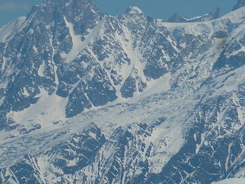 Aig. du Midi : Glacier rond et couloir des Cosmiques bien enneigés aussi.