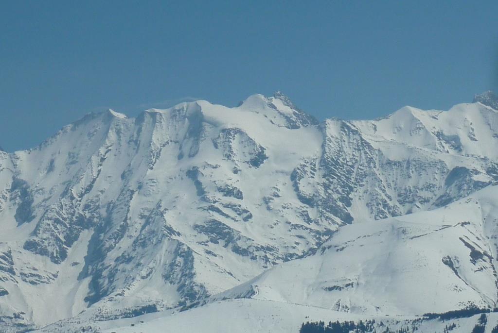 Miage Bérangère : Légèrement à droite, la face N de la Bérangère a l'air bien enneigée. Juste derrière, la face N de la Lée Blanche.