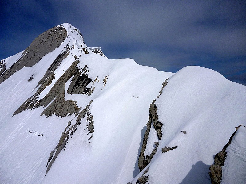 La suite : Là, ça devient bien alpin surtout avec les skis sur le dos