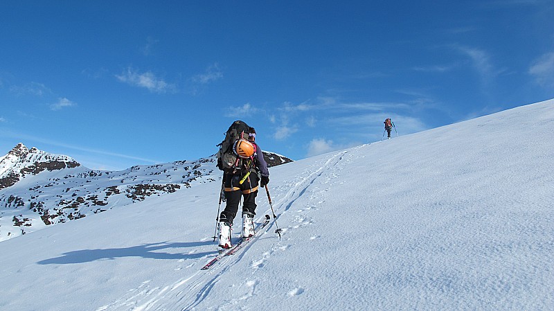 #28 Toujours dans la même direction... entre ciel et neige Toujours dans la même direction... entre ciel et neige