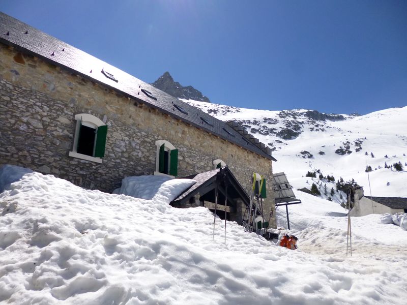 #7 Refuge de la Reclusa 2140 : beaucoup de neige cette année Refuge de la Reclusa 2140 : beaucoup de neige cette année
