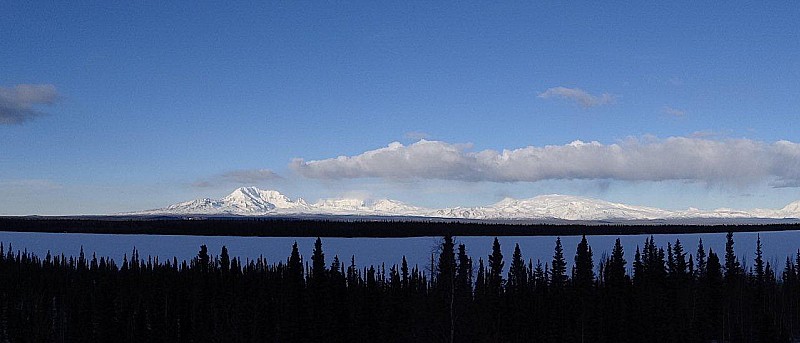 Montagne du soir, Espoir : En direction de Palmer, le Mont Sanford plus de 16237 ft, soit 4949 m! avec la calotte de glace de pratiquement 70 kms de long. elle va jusqu'à Mac Carthy