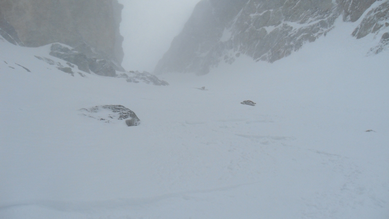 #6 descente, vue vers le haut du couloir, bon grippe. descente, vue vers le haut du couloir, bon grippe.