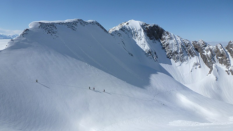 #1 montée : Marion, Karl, Camille et Sylvain sous le sommet de la combe du Charvet, avec le Mont Fleuri en toile de fond montée : Marion, Karl, Camille et Sylvain sous le sommet de la combe du Charvet, avec le Mont Fleuri en toile de fond