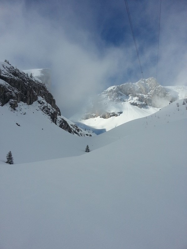 #1 Combe sous la Corne : Combe fraîche où la neige tient encore bien. On poursuit donc... Combe sous la Corne : Combe fraîche où la neige tient encore bien. On poursuit donc...
