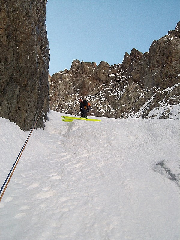 #7 Olan : Le rappel skis aux pieds (relais rive droite) Olan : Le rappel skis aux pieds (relais rive droite)