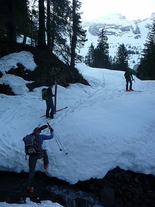 #1 Pointe Percée : La montée par la forêt, qq déchaussages... Pointe Percée : La montée par la forêt, qq déchaussages...