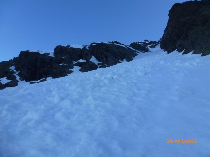 #3 Pointe Centrale du Tricot : 8h30, au pied du couloir S.
On ne voit pas bien, mais il est ravagé par les boules, et gouloté sur sa partie supérieure Pointe Centrale du Tricot : 8h30, au pied du couloir S.
On ne voit pas bien, mais il est ravagé par les boules, et gouloté sur sa partie supérieure