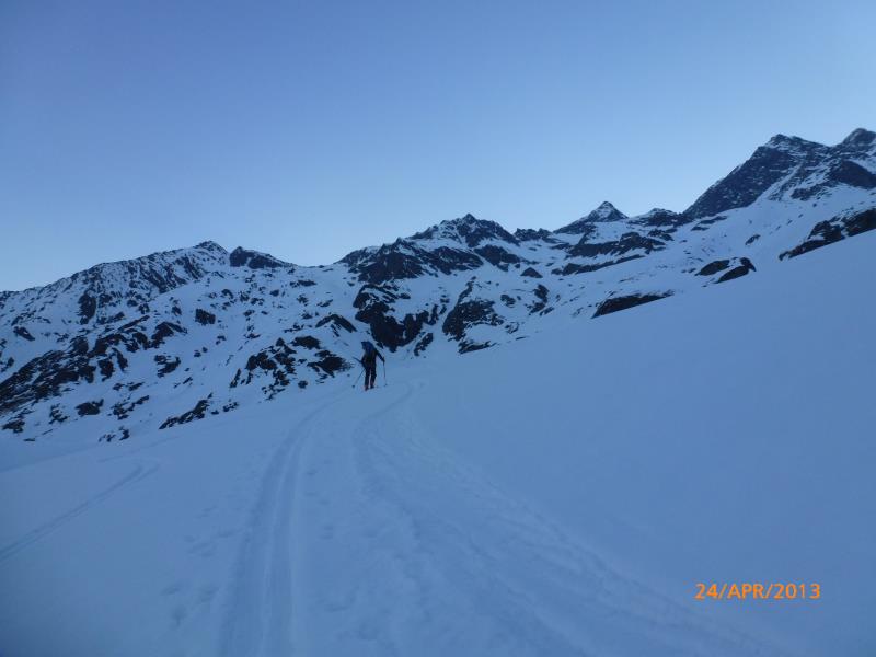 #1 Pointe Centrale du Tricot : On aperçoit rapidement le couloir S, et la brèche E Pointe Centrale du Tricot : On aperçoit rapidement le couloir S, et la brèche E