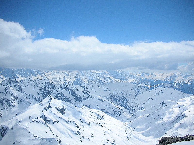 Vue du Sommet (bis) : On ne verra pas le Mont Blance aujourd' hui mais le vallon de la Diosaz est encore en super condition !...