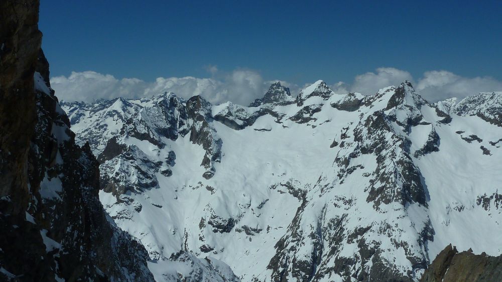 #19 Ecrins : on croirait pas que le sommet du Plaret puisse passer..... Ecrins : on croirait pas que le sommet du Plaret puisse passer.....