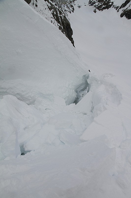#19 Rimaye : Toute la neige effondrée dans le trou de la rimaye, créant un mur déversant de 2m Rimaye : Toute la neige effondrée dans le trou de la rimaye, créant un mur déversant de 2m
