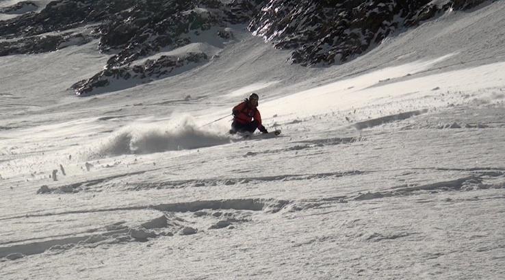 Andras en action : mais c'est quoi ça, une piste bleu? ça n'a même pas l'air d'être raide sur la photo! (on doit prendre des cours de penchage aux experts en la matière...)