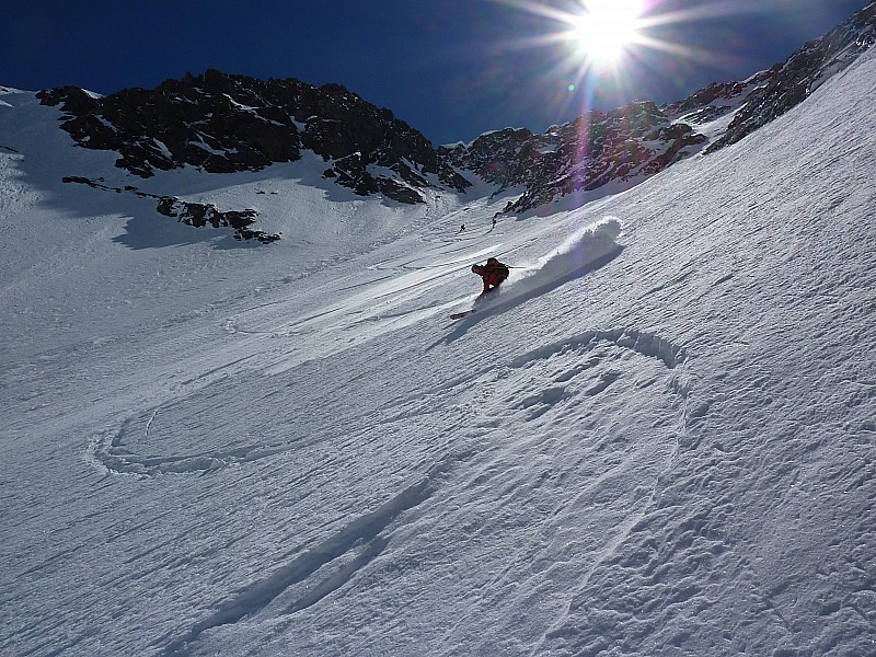 Vaccivier : Andras envoie le bois : un bon quintal sur des skis... euh des planches de surf, çà fait des vagues