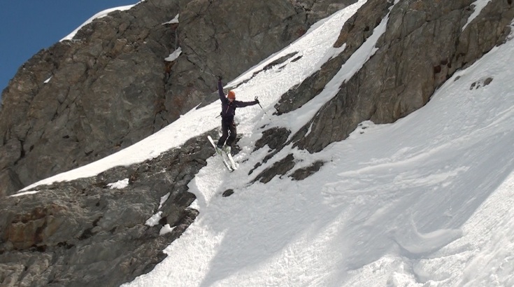 Variante de descente : Manu a exploré une variante, laquelle s'acère un peu compliquée (donc suivez pas la trace seule à moins de vouloir faire un saut comme lui ... en sachant que la rimaye vous attend en bas)