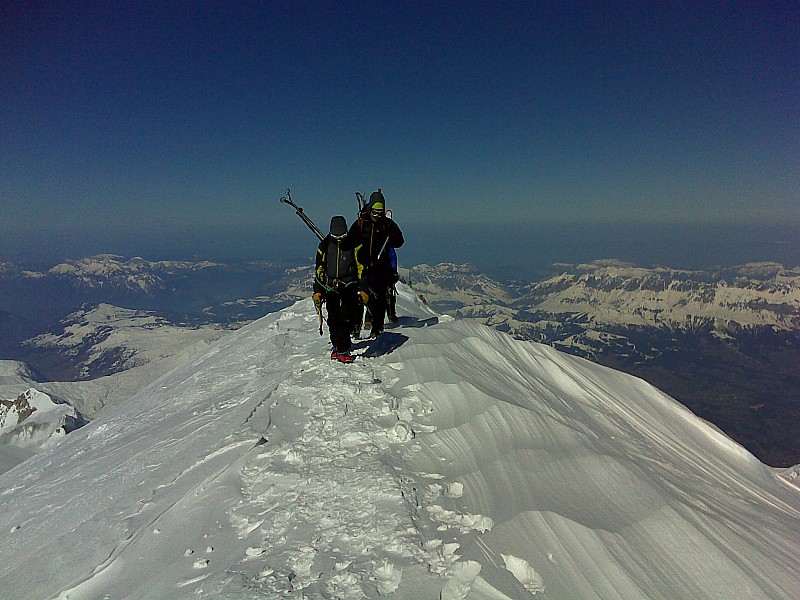#12 arrivée au sommet : summit pour un guide et ses 2 clients arrivée au sommet : summit pour un guide et ses 2 clients