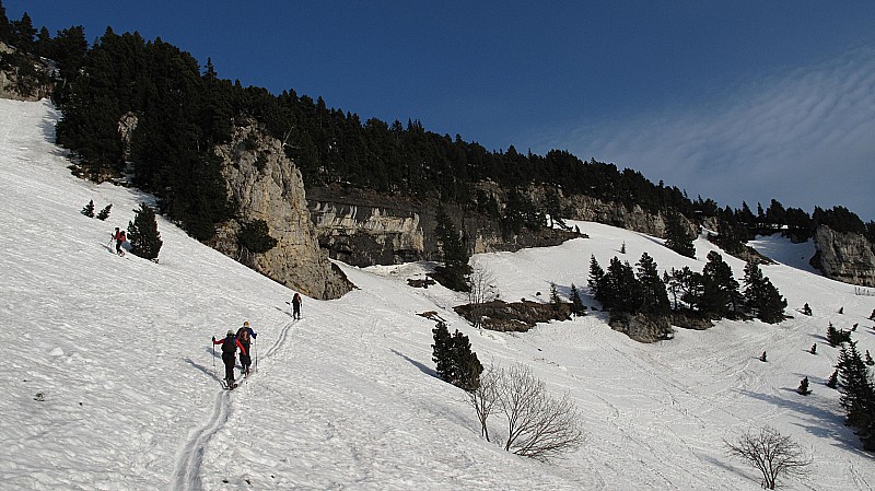 #3 Printemps : Vue sur le pas du lapin qui doit encore bien passer avec un petit saut de 2/3m en bonne neige. J Printemps : Vue sur le pas du lapin qui doit encore bien passer avec un petit saut de 2/3m en bonne neige. J'ai pas osé j'avais peur de maman B ;p