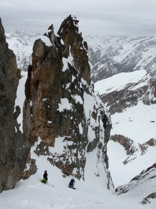 Argentera : Regroupement avec nos amis italiens pour passer le rappel après la douche des slufs.