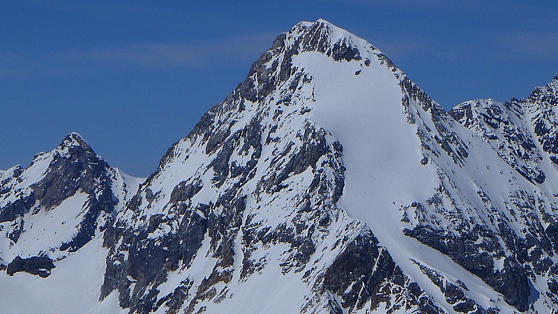 #15 Le Zebru zoomé : On voit l Le Zebru zoomé : On voit l'itinéraire : le couloir, la grande pente et l'arête finale
