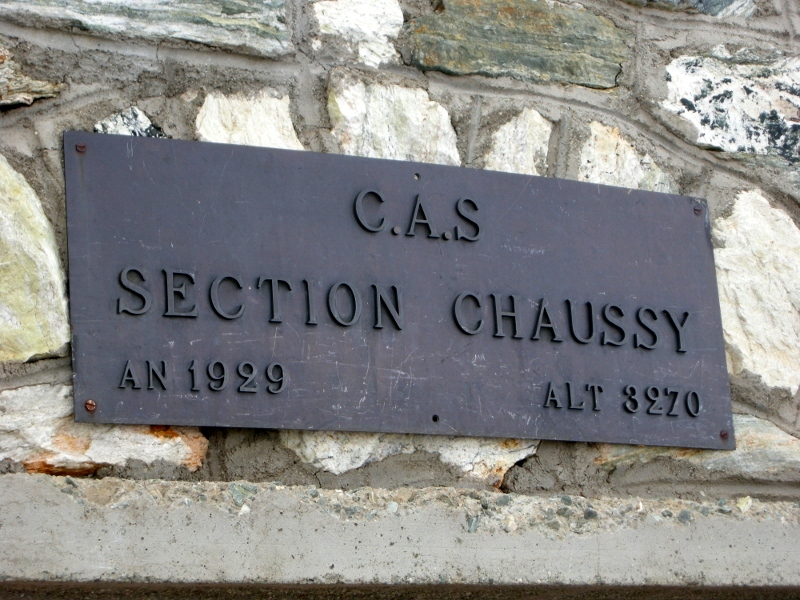 #28 cabane de Tracuit : plaque de l cabane de Tracuit : plaque de l'ancien refuge