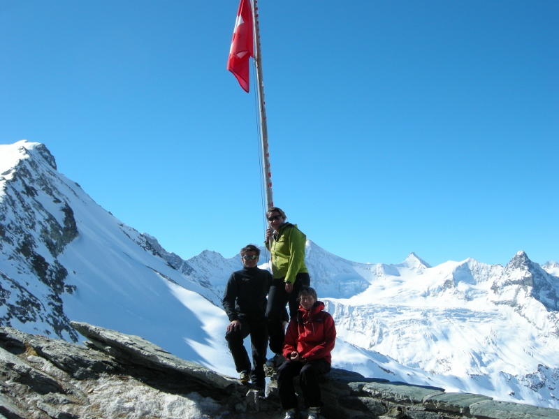 #37 à la cab de Tracuit : autre portrait de groupe avec dames...et drapeau suisse à la cab de Tracuit : autre portrait de groupe avec dames...et drapeau suisse