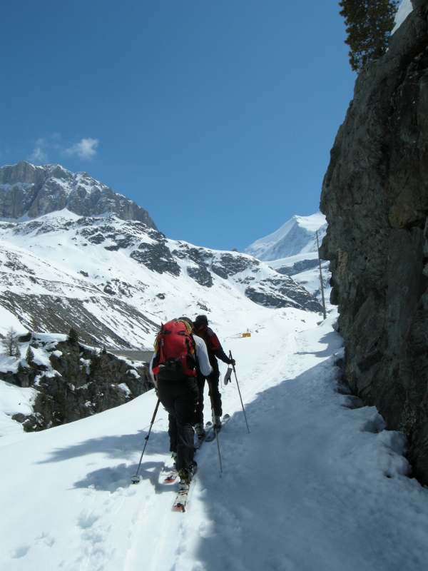 #16 montée à Turtmannhütte : à l montée à Turtmannhütte : à l'approche du barrage, on devine la Turtmannhütte sur l'éperon