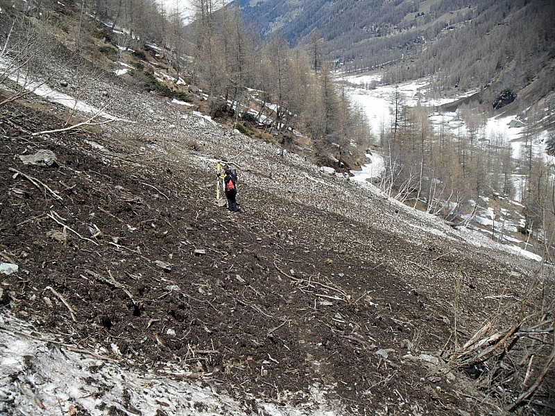 #43 descente sur Zinal : culots d descente sur Zinal : culots d'avalanche bien terreux, il faut déchausser