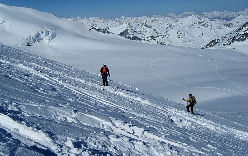 #39 descente du Bishorn : dans la descente du Bishorn : neige soufflée, crevasses masquées descente du Bishorn : dans la descente du Bishorn : neige soufflée, crevasses masquées