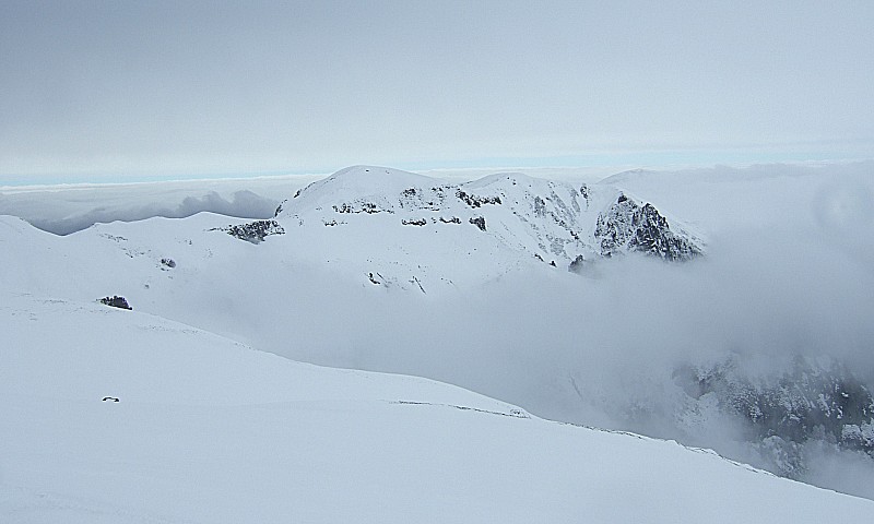 #2 Puy de Cacadogne : Chaudefour à moitié dans les nuages Puy de Cacadogne : Chaudefour à moitié dans les nuages