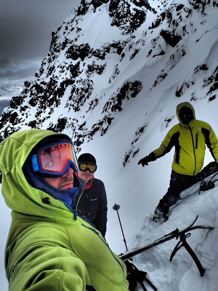 #18 Store Jaegervanstinden : On chausse les crampons, Patch fait du rab un peu plus bas Store Jaegervanstinden : On chausse les crampons, Patch fait du rab un peu plus bas