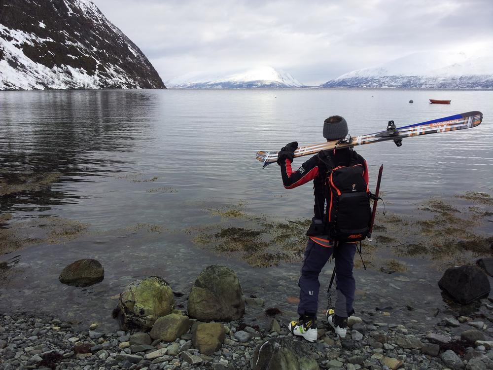 Koppangen : Départ sur la plage, les skis dans le varech