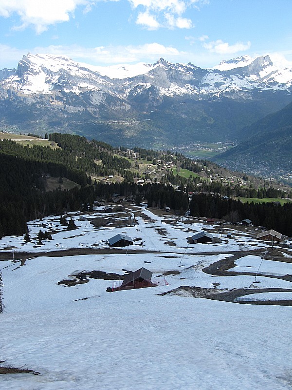 #7 Vue sur le bas de la descente. : Possibilité de rejoindre pratiquement le parking en jouant avec les langues de neige. Vue sur le bas de la descente. : Possibilité de rejoindre pratiquement le parking en jouant avec les langues de neige.