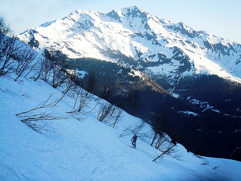 #1 Au dessus du chalet du Tour : Le Grand Arc est déjà sous le feu des projecteurs. Au dessus du chalet du Tour : Le Grand Arc est déjà sous le feu des projecteurs.