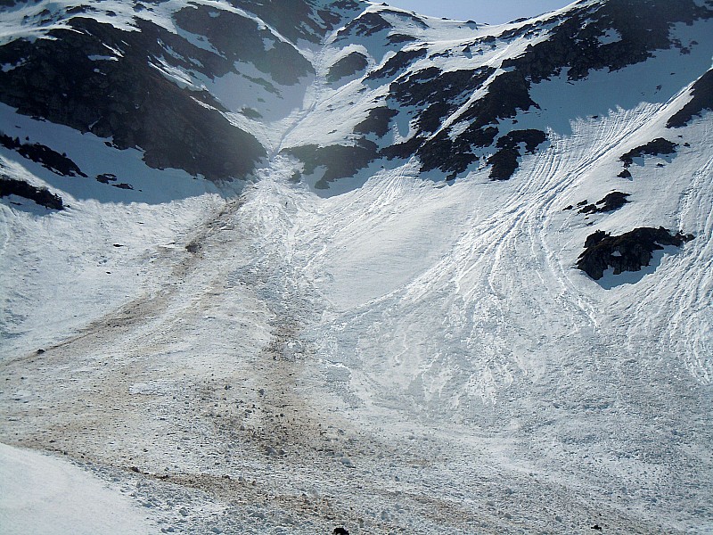 #12 Le couloir Nord : Ravagé par les avalanches sur le bas. On devine Pierre, un peu sous l Le couloir Nord : Ravagé par les avalanches sur le bas. On devine Pierre, un peu sous l'étranglement en goulotte.