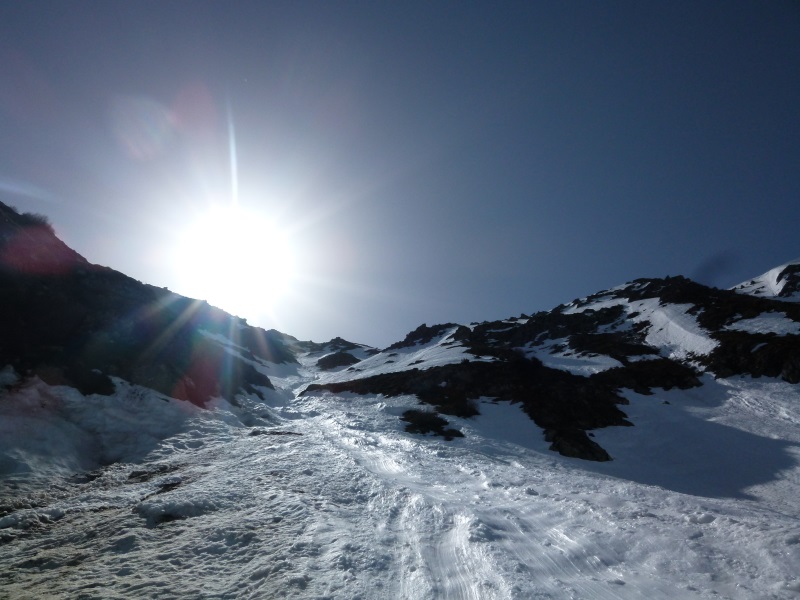 #10 couloir N : Malgré un aspect peu engageant vu du bas, tout le couloir au-dessus de l couloir N : Malgré un aspect peu engageant vu du bas, tout le couloir au-dessus de l'étroiture était bon.