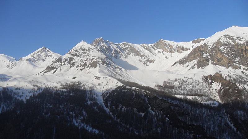 #1 La Charvie à droite, la sortie prévue ce matin, montée par la combe du Lasseron et descente par ce grand cirque, mais tout est ravagé par les coulées. La Charvie à droite, la sortie prévue ce matin, montée par la combe du Lasseron et descente par ce grand cirque, mais tout est ravagé par les coulées.
