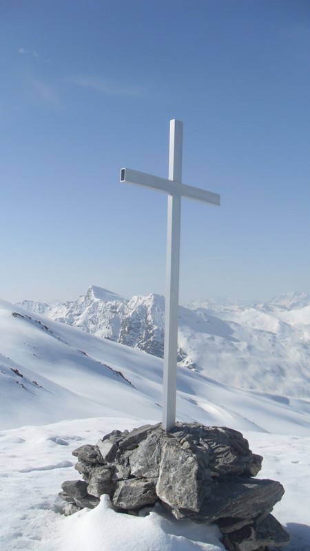 #5 Nouvelle croix sobre en Alu (c Nouvelle croix sobre en Alu (c'est bien pour ceux qui l'on porté) sur fond de pic Lombard et de Petit Roche Brune.