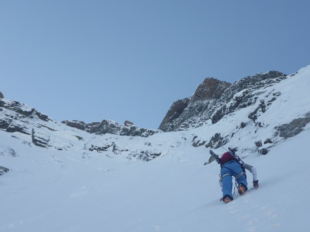 #9 Viso Ouest : Lorenzo sous les goulottes superieures Viso Ouest : Lorenzo sous les goulottes superieures