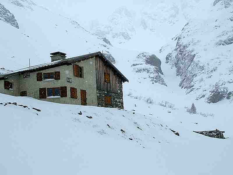 #3 Refuge de la combe Madame : en haut à droite petit couloir de descente Refuge de la combe Madame : en haut à droite petit couloir de descente