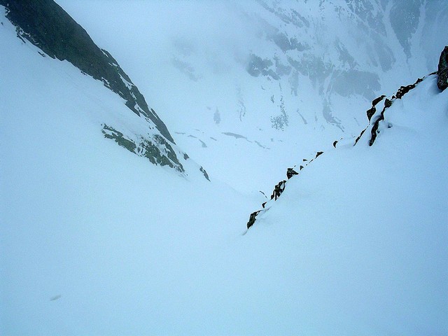 #1 De la brèche Vallorin : Couloir qui part juste derrière la brèche . Quelle temps ! ... De la brèche Vallorin : Couloir qui part juste derrière la brèche . Quelle temps ! ...