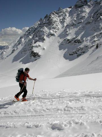 #8 Sur le chemin de la brèche : Manu relax nargue le couloir en arrière plan! Sur le chemin de la brèche : Manu relax nargue le couloir en arrière plan!
