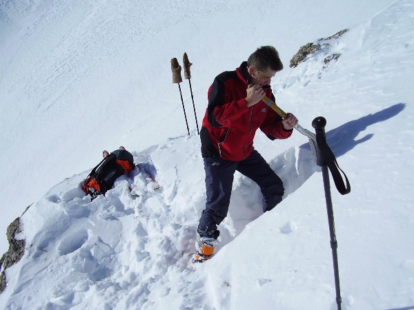 Analyse du manteau : Avant de se lancer dans les derniers mètres sous le sommet de la Vénasque, une petite vérification du manteau neigeux...