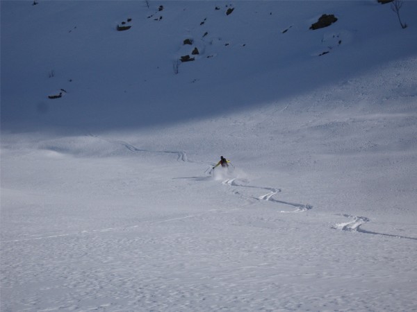 Bon ski : De la bonne poudre dans cette combe nord-est