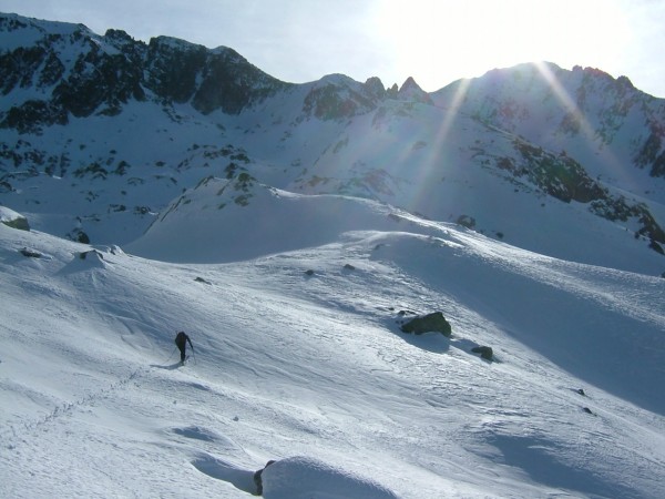 remontée vers le couloir NE : Sylvain à la trace , belle ambiance solitaire