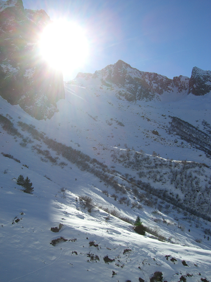 #7 Le soleil : Le soleil sort, lors de la redescente, durant une pause entre deux cailloux. Le soleil : Le soleil sort, lors de la redescente, durant une pause entre deux cailloux.